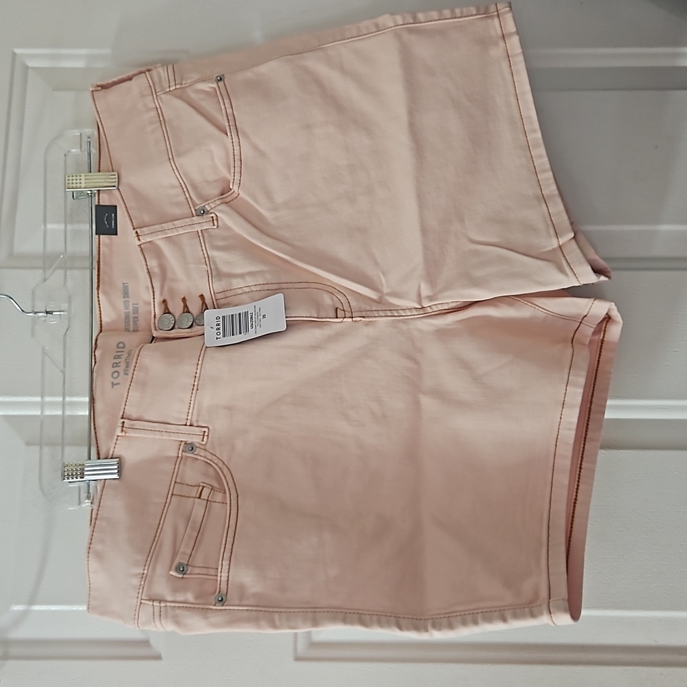 TORRID SUPER SOFT HIGH RISE SHORT: PALE DOGWOOD: NEW WITH TAGS: SIZE 20